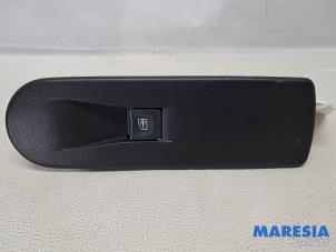 Gebruikte Ruit schakelaar elektrisch Renault Captur (2R) 1.2 TCE 16V EDC Prijs € 10,00 Margeregeling aangeboden door Maresia Parts