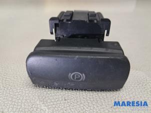 Gebruikte Handrem schakelaar Peugeot 3008 I (0U/HU) 1.6 16V THP 150 Prijs € 59,99 Margeregeling aangeboden door Maresia Parts