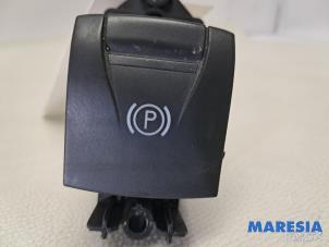 Gebruikte Handrem schakelaar Renault Scénic III (JZ) 1.6 16V Prijs € 14,99 Margeregeling aangeboden door Maresia Parts