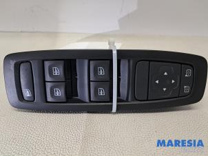 Gebruikte Schakelblok ruiten Renault Megane IV (RFBB) 1.2 Energy TCE 130 Prijs € 54,99 Margeregeling aangeboden door Maresia Parts