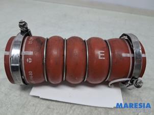 Gebruikte Intercooler Slang Peugeot 3008 I (0U/HU) 1.6 16V THP 150 Prijs € 25,00 Margeregeling aangeboden door Maresia Parts