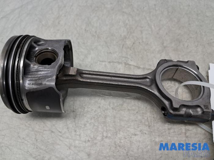 Gebruikte Drijfstang Renault Clio V (RJAB) 1.0 TCe 100 12V Prijs € 75,00 Margeregeling aangeboden door Maresia Parts