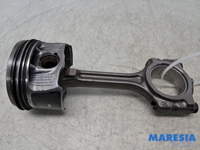 Gebruikte Drijfstang Renault Clio V (RJAB) 1.0 TCe 100 12V Prijs € 75,00 Margeregeling aangeboden door Maresia Parts