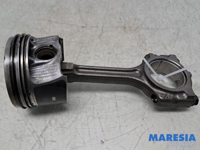 Gebruikte Drijfstang Renault Clio V (RJAB) 1.0 TCe 100 12V Prijs € 75,00 Margeregeling aangeboden door Maresia Parts