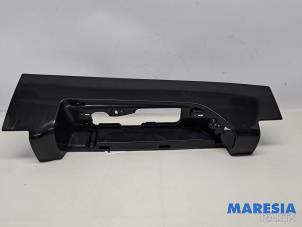 Gebruikte Achterlichtrand links Renault Trafic (1FL/2FL/3FL/4FL) 1.6 dCi 145 Twin Turbo Prijs € 48,39 Inclusief btw aangeboden door Maresia Parts