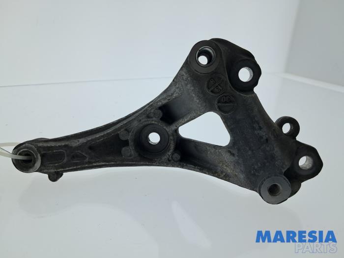 Gebruikte Dynamosteun boven Peugeot 308 (L3/L8/LB/LH/LP) 1.6 16V THP Prijs € 34,98 Margeregeling aangeboden door Maresia Parts