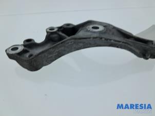 Dynamosteun boven van een Peugeot 308 (L3/L8/LB/LH/LP) 1.6 16V THP 2014