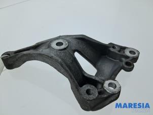 Dynamosteun boven van een Peugeot 308 (L3/L8/LB/LH/LP) 1.6 16V THP 2014