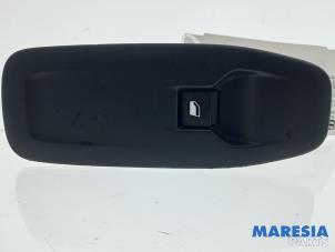 Gebruikte Elektrisch Raam Schakelaar Peugeot 2008 (CU) 1.2 12V e-THP PureTech 110 Prijs € 15,00 Margeregeling aangeboden door Maresia Parts