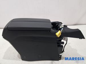 Gebruikte Middenconsoles Peugeot 3008 II (M4/MC/MJ/MR) 1.6 16V HYbrid 225 Prijs € 139,99 Margeregeling aangeboden door Maresia Parts