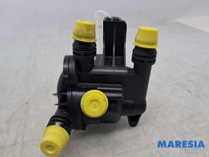 Gebruikte Extra waterpomp Peugeot 3008 II (M4/MC/MJ/MR) 1.6 16V HYbrid 225 Prijs € 64,99 Margeregeling aangeboden door Maresia Parts