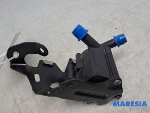 Gebruikte Waterpomp Peugeot 3008 II (M4/MC/MJ/MR) 1.6 16V HYbrid 225 Prijs € 74,99 Margeregeling aangeboden door Maresia Parts