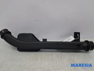 Gebruikte Intercooler Buis Peugeot 3008 II (M4/MC/MJ/MR) 1.6 16V HYbrid 225 Prijs € 25,00 Margeregeling aangeboden door Maresia Parts