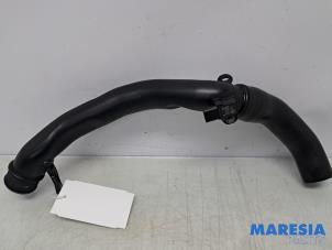 Gebruikte Intercooler Buis Peugeot 3008 II (M4/MC/MJ/MR) 1.6 16V HYbrid 225 Prijs € 59,99 Margeregeling aangeboden door Maresia Parts