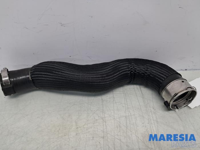 Gebruikte Intercooler Slang Peugeot 3008 II (M4/MC/MJ/MR) 1.6 16V HYbrid 225 Prijs € 25,00 Margeregeling aangeboden door Maresia Parts