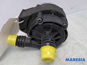 Gebruikte Waterpomp Peugeot 3008 II (M4/MC/MJ/MR) 1.6 16V HYbrid 225 Prijs € 59,99 Margeregeling aangeboden door Maresia Parts