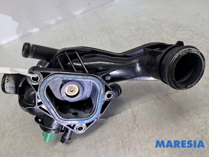 Gebruikte Thermostaathuis Peugeot 308 SW (4E/H) 1.6 16V THP 150 Prijs € 45,00 Margeregeling aangeboden door Maresia Parts