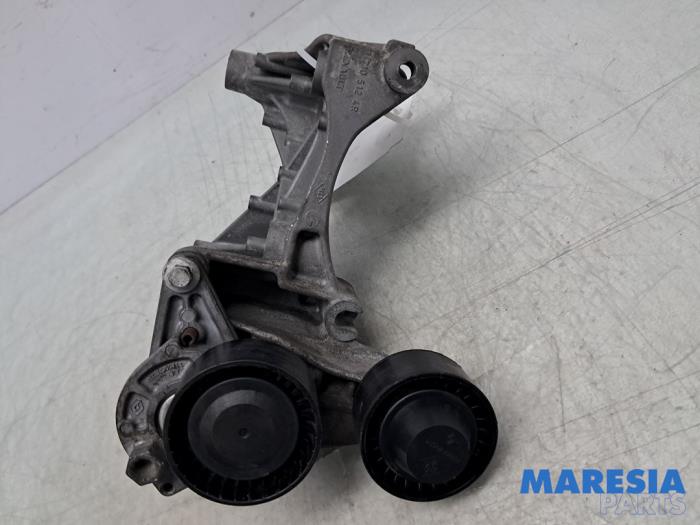 Gebruikte Dynamosteun boven Renault Trafic (1FL/2FL/3FL/4FL) 1.6 dCi 95 Prijs € 42,29 Inclusief btw aangeboden door Maresia Parts