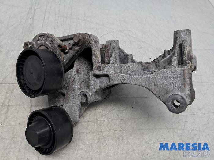 Gebruikte Dynamosteun boven Renault Trafic (1FL/2FL/3FL/4FL) 1.6 dCi 95 Prijs € 42,29 Inclusief btw aangeboden door Maresia Parts