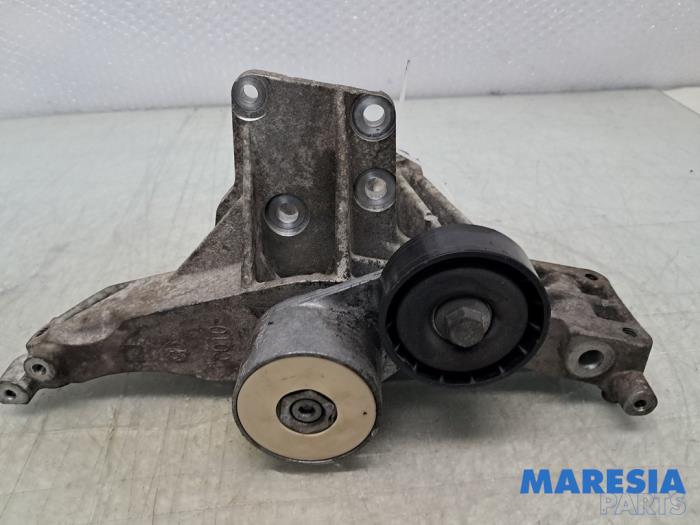 Gebruikte Dynamosteun boven Fiat Bravo (198A) 1.4 16V Prijs € 49,95 Margeregeling aangeboden door Maresia Parts