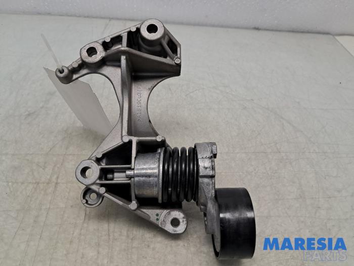 Gebruikte Dynamosteun boven Renault Clio IV Estate/Grandtour (7R) 0.9 Energy TCE 90 12V Prijs € 24,99 Margeregeling aangeboden door Maresia Parts