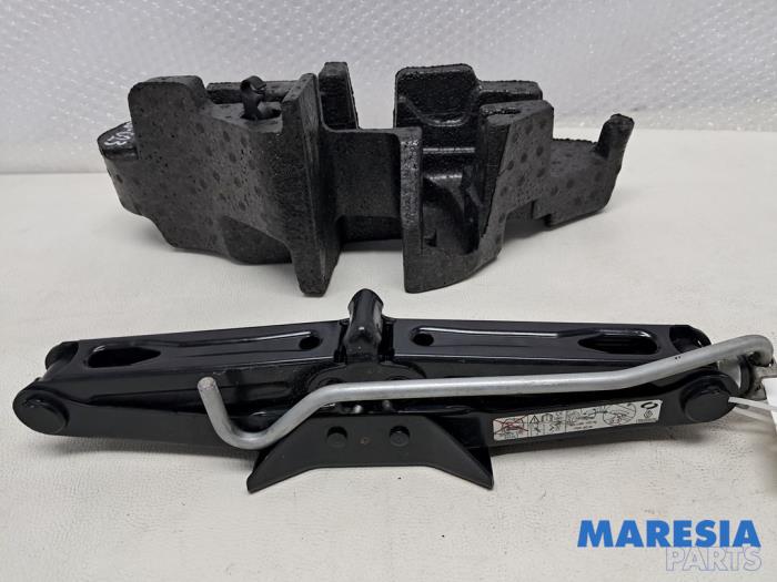 Gebruikte Krikset Renault Scénic III (JZ) 1.5 dCi 110 Prijs € 65,00 Margeregeling aangeboden door Maresia Parts