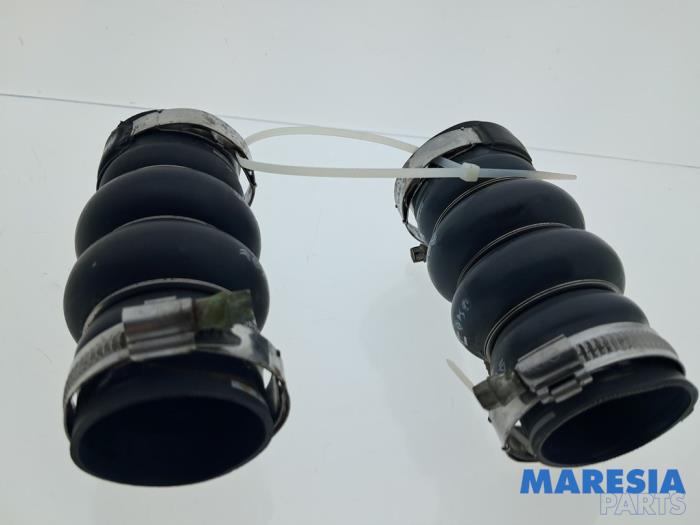 Gebruikte Intercooler Slang Peugeot 2008 (UD/UK/UR/US/UX) 1.2 VTi 12V PureTech 100 Prijs € 42,50 Margeregeling aangeboden door Maresia Parts