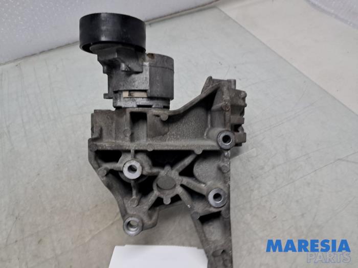 Gebruikte Dynamosteun boven Alfa Romeo 159 Sportwagon (939BX) 1.8 TBi 16V Prijs € 34,99 Margeregeling aangeboden door Maresia Parts
