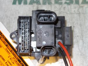 Gebruikte Kachel Weerstand Renault Clio II (BB/CB) 1.6 16V Prijs € 25,00 Margeregeling aangeboden door Maresia Parts