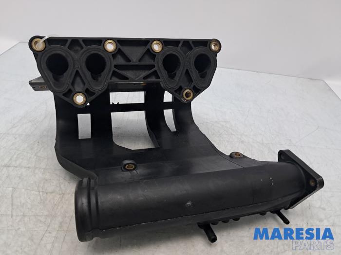Gebruikte Inlaatspruitstuk Renault Twingo (C06) 1.2 Prijs € 30,00 Margeregeling aangeboden door Maresia Parts