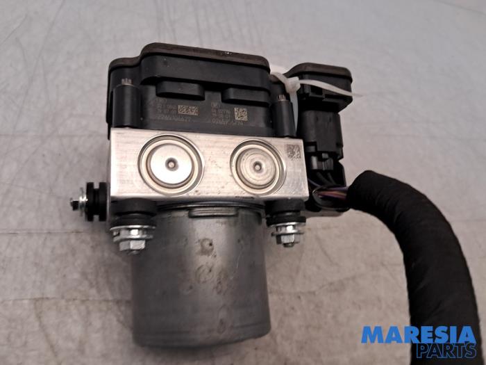 Gebruikte ABS Pomp Renault Clio V (RJAB) 1.0 TCe 100 12V Prijs € 160,00 Margeregeling aangeboden door Maresia Parts