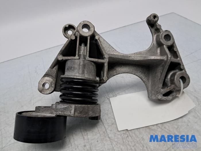 Gebruikte Dynamosteun boven Renault Clio IV Estate/Grandtour (7R) 0.9 Energy TCE 90 12V Prijs € 24,99 Margeregeling aangeboden door Maresia Parts