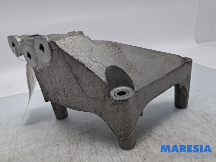 Gebruikte Motorsteun Opel Adam 1.0 Ecotec 12V SIDI Turbo Prijs € 20,00 Margeregeling aangeboden door Maresia Parts