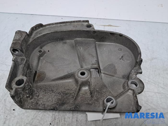 Gebruikte Distributiedeksel Renault Scénic III (JZ) 1.6 16V Prijs € 30,00 Margeregeling aangeboden door Maresia Parts