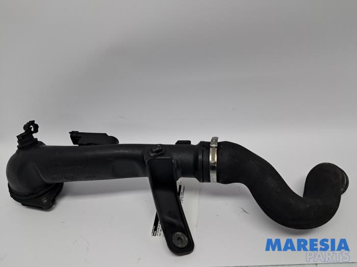 Gebruikte Intercooler Buis Fiat 500 (312) 0.9 TwinAir 80 Prijs € 40,00 Margeregeling aangeboden door Maresia Parts
