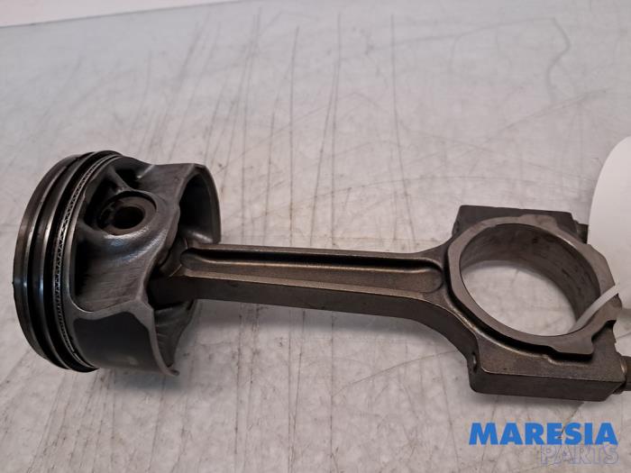 Gebruikte Zuiger Fiat 500X (334) 1.6 E-torq 16V Prijs € 74,99 Margeregeling aangeboden door Maresia Parts