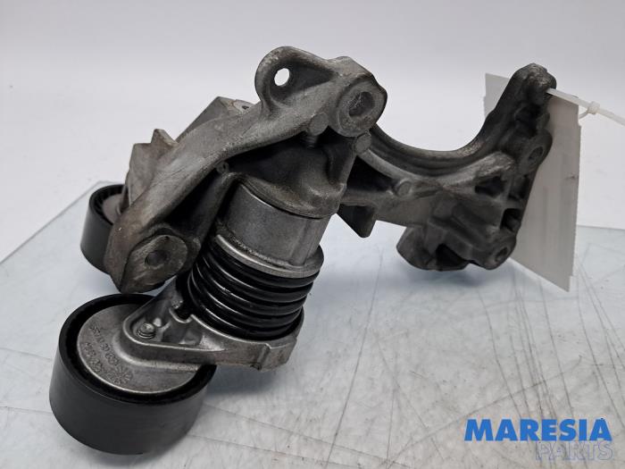 Gebruikte Dynamosteun boven Renault Clio IV (5R) 0.9 Energy TCE 90 12V Prijs € 24,99 Margeregeling aangeboden door Maresia Parts