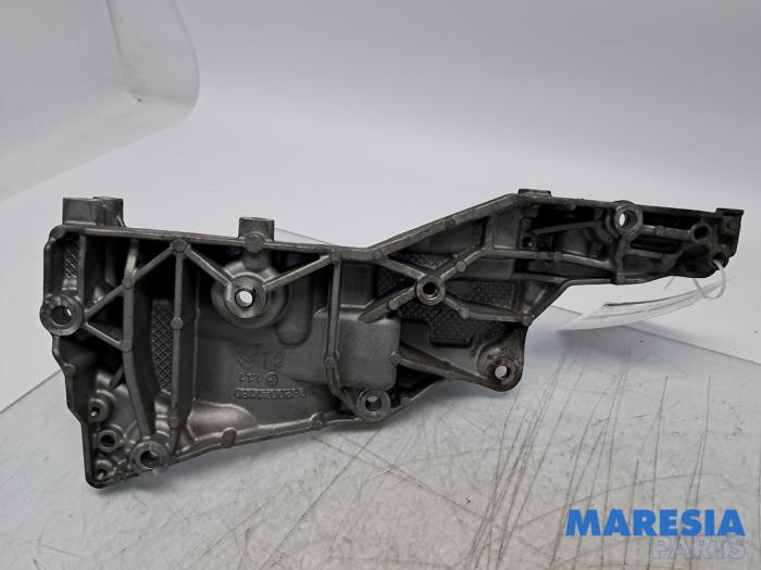 Gebruikte Dynamosteun onder Opel Vivaro 2.0 CDTI 122 Prijs € 36,24 Inclusief btw aangeboden door Maresia Parts