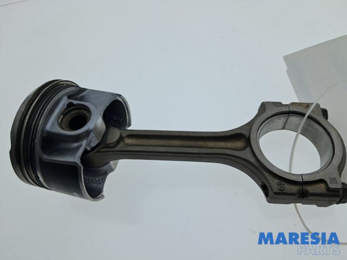 Gebruikte Drijfstang Renault Captur I (2R) 1.2 TCE 16V EDC Prijs € 75,00 Margeregeling aangeboden door Maresia Parts