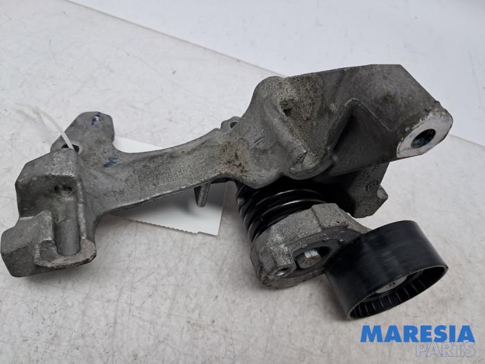Gebruikte Dynamosteun boven Renault Captur I (2R) 1.2 TCE 16V EDC Prijs € 50,00 Margeregeling aangeboden door Maresia Parts