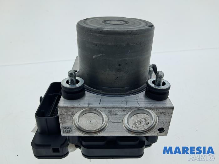 Gebruikte ABS Pomp Renault Arkana (RJLL) 1.6 E-Tech 145 16V Prijs € 250,00 Inclusief btw aangeboden door Maresia Parts
