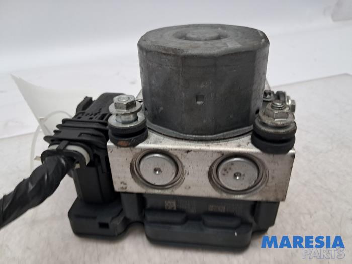 Gebruikte ABS Pomp Renault Twingo III (AH) 1.0 SCe 70 12V Prijs € 74,99 Margeregeling aangeboden door Maresia Parts