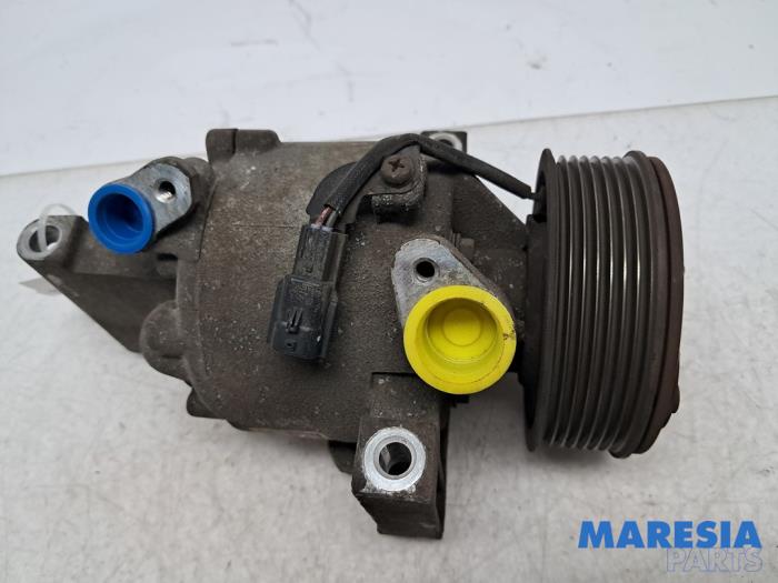 Gebruikte Aircopomp Renault Twingo III (AH) 1.0 SCe 70 12V Prijs € 80,00 Margeregeling aangeboden door Maresia Parts