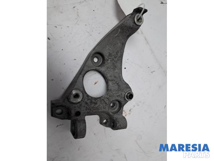 Gebruikte Dynamosteun onder Peugeot 308 SW (L4/L9/LC/LJ/LR) 1.6 BlueHDi 120 Prijs € 24,95 Margeregeling aangeboden door Maresia Parts