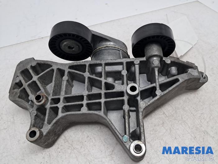 Gebruikte Dynamosteun onder Fiat Panda (312) 0.9 TwinAir Turbo 85 Prijs € 40,00 Margeregeling aangeboden door Maresia Parts