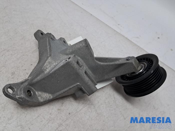 Gebruikte Dynamosteun onder Renault Captur II (RJB) 1.3 Mild Hybrid 160 16V Prijs € 27,50 Margeregeling aangeboden door Maresia Parts