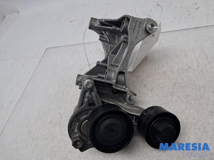 Gebruikte Dynamosteun boven Opel Vivaro 1.6 CDTI 95 Euro 6 Prijs € 42,29 Inclusief btw aangeboden door Maresia Parts