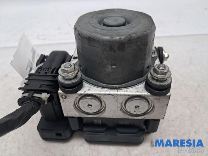 Gebruikte ABS Pomp Renault Twingo III (AH) 1.0 SCe 70 12V Prijs € 49,95 Margeregeling aangeboden door Maresia Parts