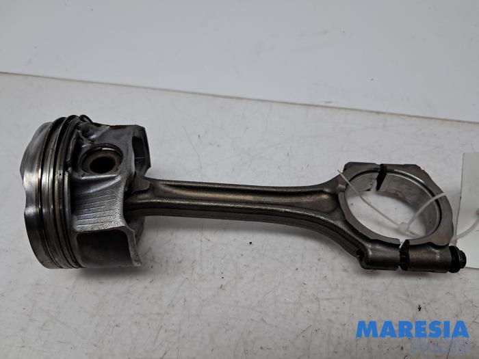 Gebruikte Drijfstang Peugeot 308 SW (L4/L9/LC/LJ/LR) 1.2 12V e-THP PureTech 110 Prijs € 49,99 Margeregeling aangeboden door Maresia Parts