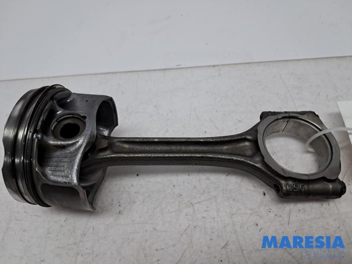 Gebruikte Drijfstang Peugeot 308 SW (L4/L9/LC/LJ/LR) 1.2 12V e-THP PureTech 110 Prijs € 49,99 Margeregeling aangeboden door Maresia Parts